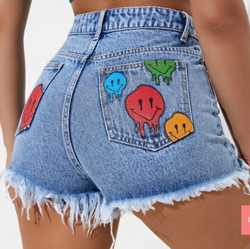 CARTOON FACE PRINT RIPPED RAW CUT DENIM SHORTS. WOMENS SIZE 4. BNWT. NEW.